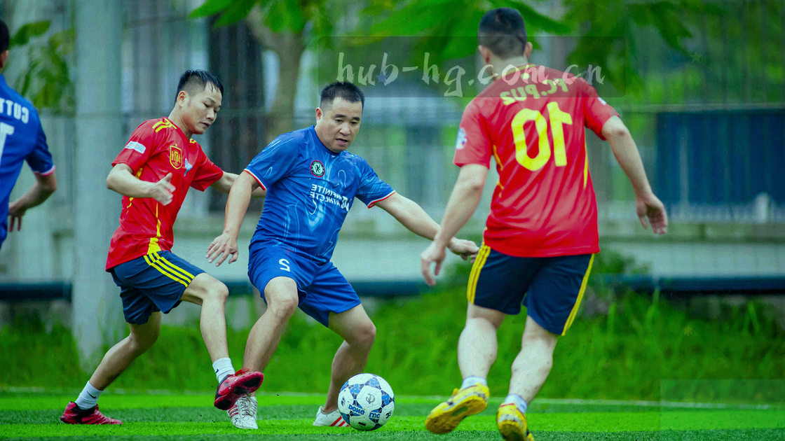 中国地图网格上多个亮色节点，一线与二线城市被标记